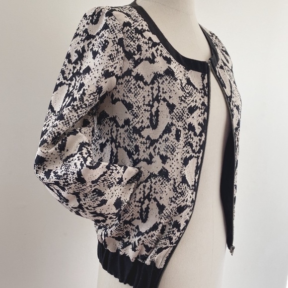 Urban Outfitters Snake Print Jacquard bomber XS - Picture 7 of 8
